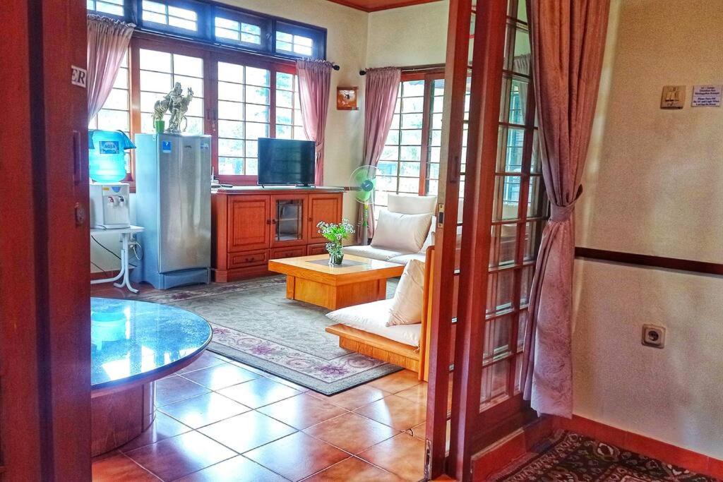 Designer Villa Tokyo Cianjur Extérieur photo